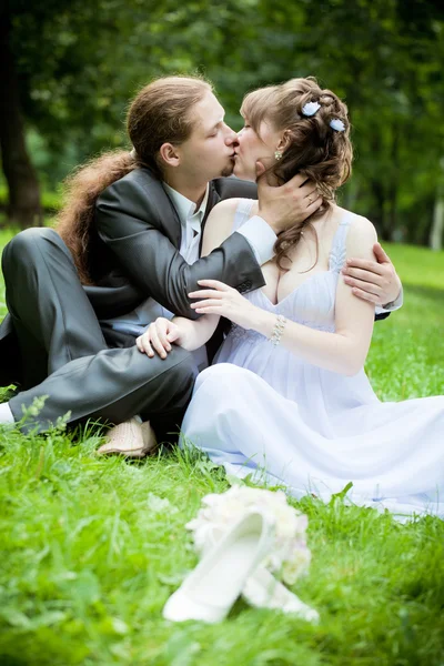 La novia querida hermosa en el balcón del palacio espera da — Foto de Stock