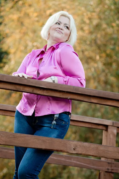 Blondin i höst park — Stockfoto
