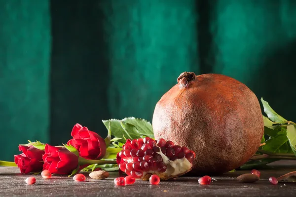 Granatapfel auf einem Holztisch — Stockfoto