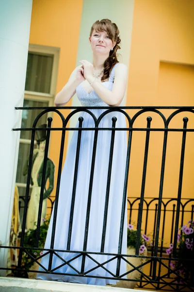 The dear beautiful bride on a balcony of the palace waits for da — Stock Photo, Image