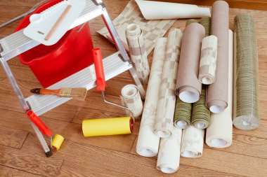 Dekoratif kaplama apartman duvarlarında. Araçlar