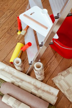 Dekoratif kaplama apartman duvarlarında. Araçlar