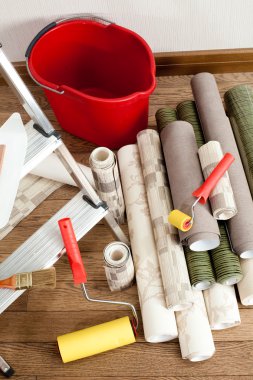 Dekoratif kaplama apartman duvarlarında. Araçlar