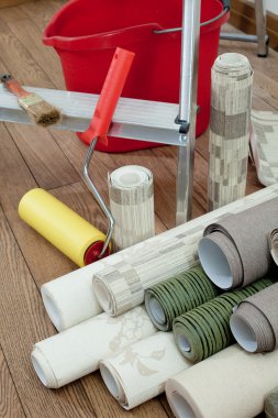 Dekoratif kaplama apartman duvarlarında. Araçlar