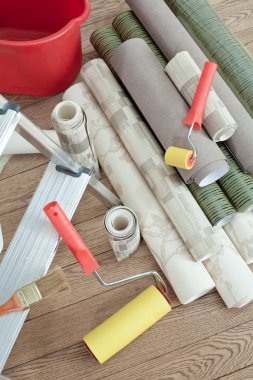 Dekoratif kaplama apartman duvarlarında. Araçlar