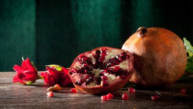 Tahta bir masada nar.