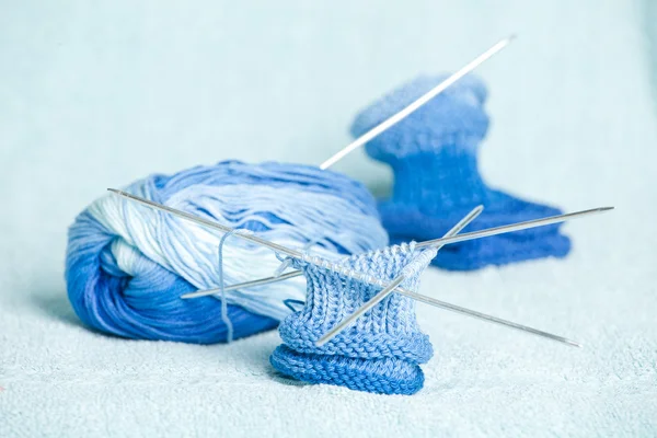 Koule modro modré melanže podprocesů pro pletení bootees pro — Stock fotografie