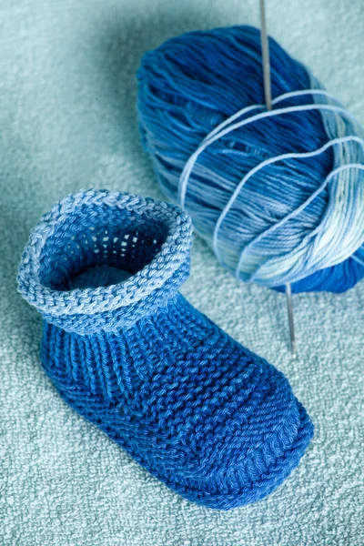 Bola de fios de melange azul-azul para tricô de botas para o — Fotografia de Stock