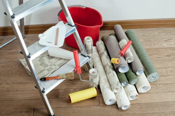Dekoratif kaplama apartman duvarlarında. Araçlar
