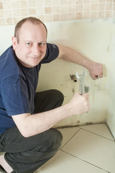 Artesano carpintero de cocina en la instalación del gabinete de cocina serv —  Fotos de Stock