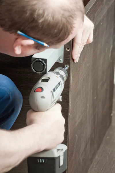 Handwerker Küchen-Schreiner bei Küchenschrank-Montage serv — Stockfoto