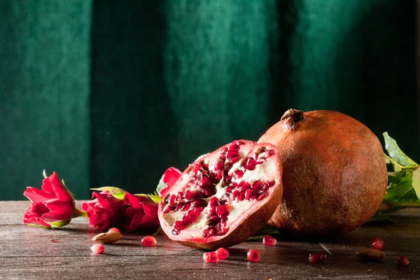 Granatapfel auf einem Holztisch — Stockfoto