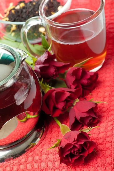 Scheren theepot en kopje thee — Stockfoto