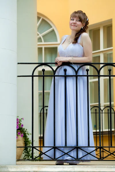 The dear beautiful bride on a balcony of the palace waits for da — Stock Photo, Image