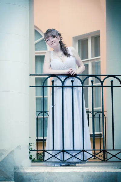 Den kära vackra bruden på en balkong på palace väntar da — Stockfoto