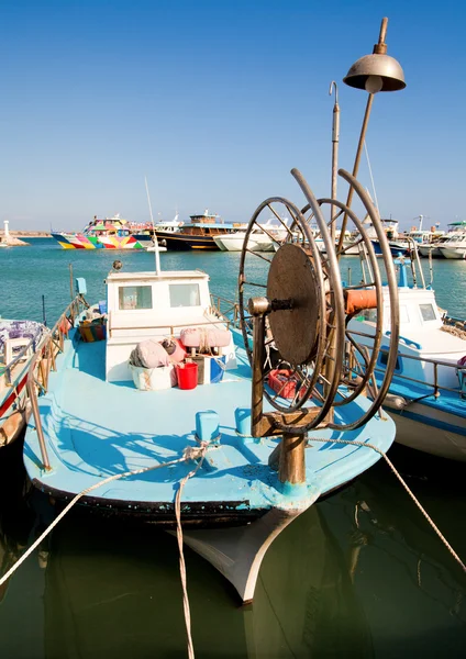 Barcos de pesca no porto. Chipre. Aja-napa Fotos De Bancos De Imagens