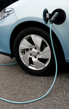 bir elektrikli araba ile şarj