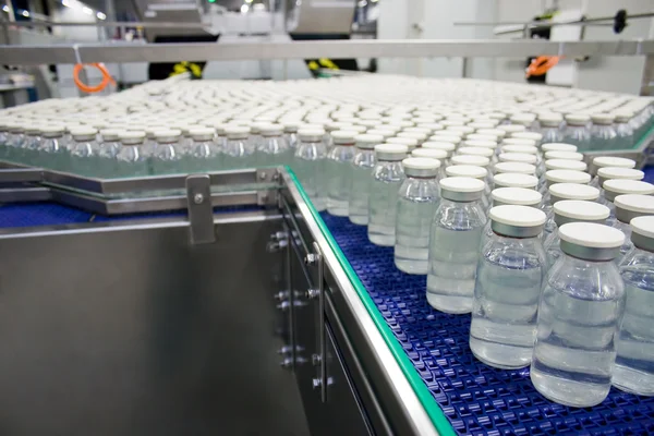 Medische flessen in farmaceutische fabriek — Stockfoto