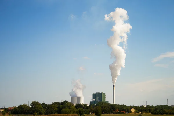 Centrale elettrica contro il cielo blu — Foto Stock