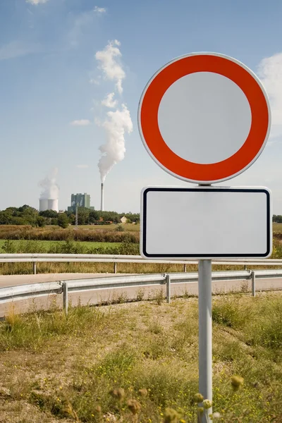 Rode verkeersbord en industrieel gebouw — Stockfoto