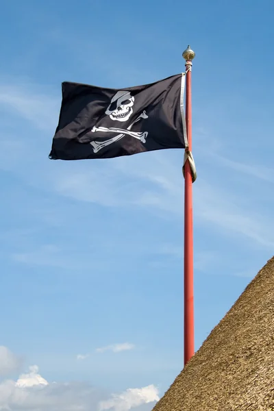 Pirate flag with a skull and crossbones — Stock Photo, Image