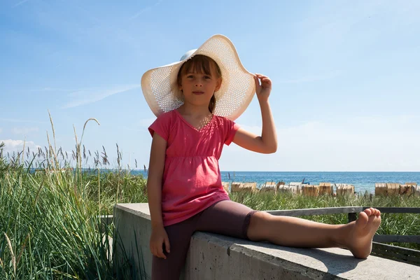 Jolie fille en chapeau sur la plage — Photo