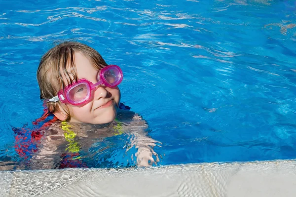Küçük kız havuzu ve yüzme gözlüğü — Stok fotoğraf