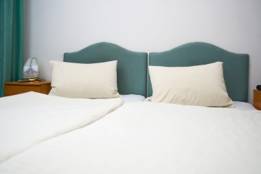 otel odasında Çift Kişilik Yatak