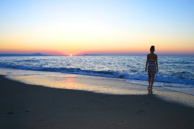 kadın olarak siluet sahilde