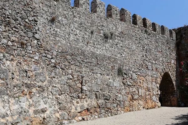 Partie d'un mur de pierre avec portail — Photo