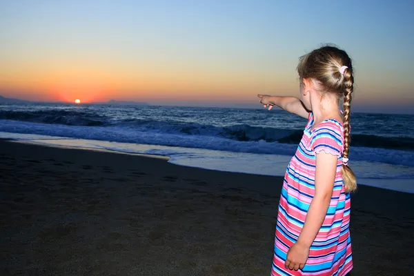 Petite fille debout sur la plage — Photo