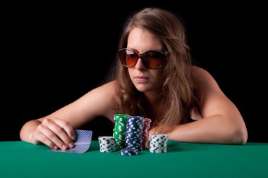 kadın playinf poker
