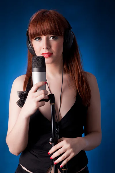 Beautiful singer — Stock Photo, Image