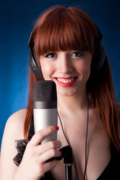 Hermosa cantante — Foto de Stock