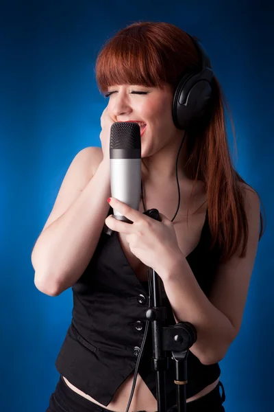 Hermosa cantante — Foto de Stock