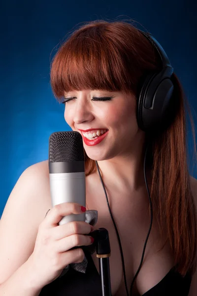 Hermosa cantante — Foto de Stock