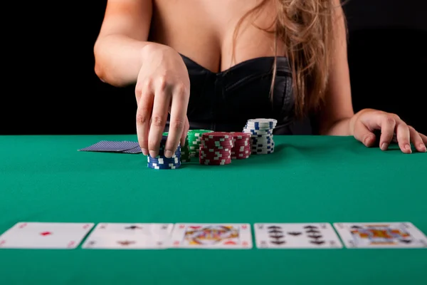 Mujer jugando poke —  Fotos de Stock