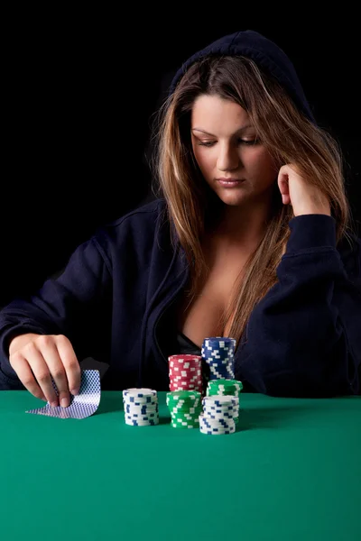 Frau pokert — Stockfoto