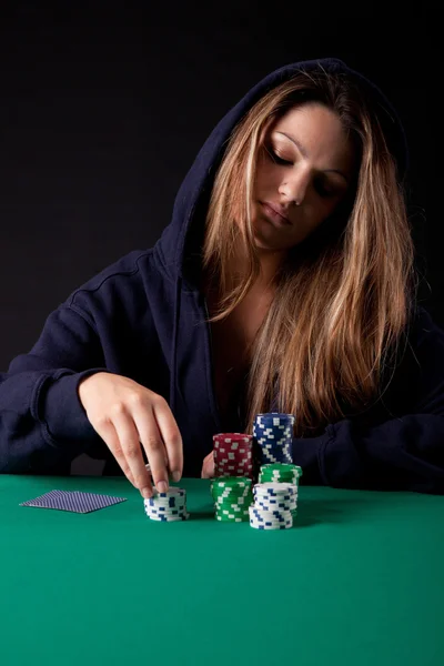 Mujer jugando poke —  Fotos de Stock