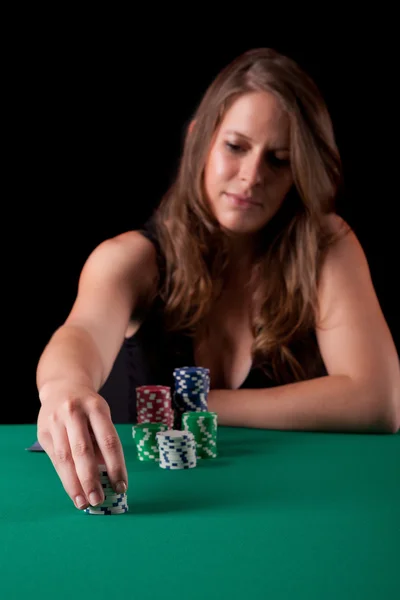 Mulher jogando poker — Fotografia de Stock