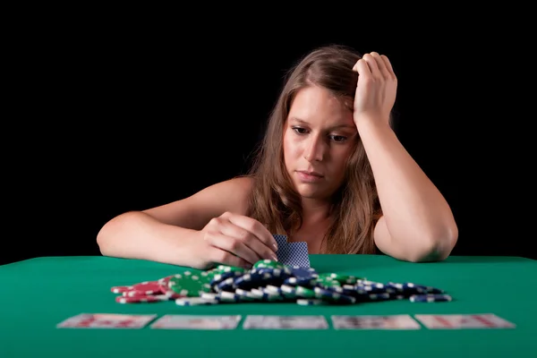 Kvinna som spelar poker — Stockfoto