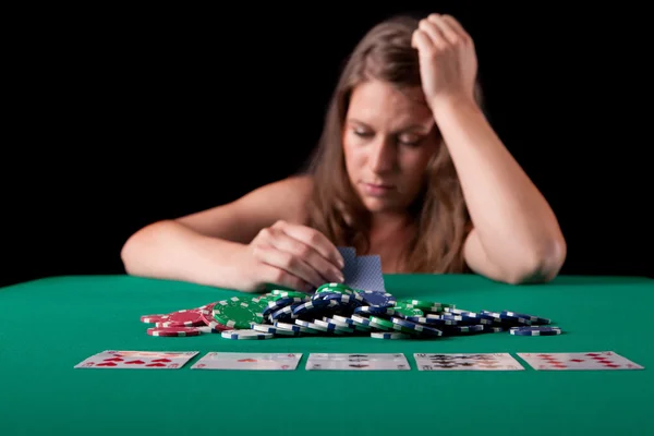 Mulher jogando poker — Fotografia de Stock