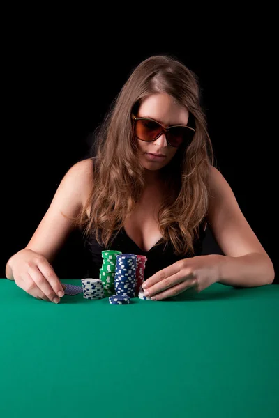 Mulher jogando poker — Fotografia de Stock