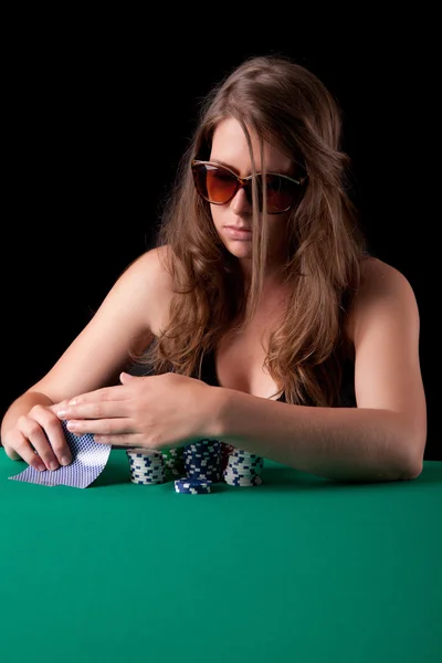 Mulher jogando poker — Fotografia de Stock