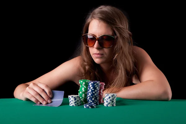 Žena playinf poker — Stock fotografie