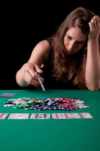 Žena playinf poker — Stock fotografie