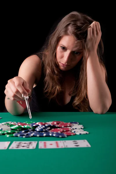 Femme playinf poker — Photo