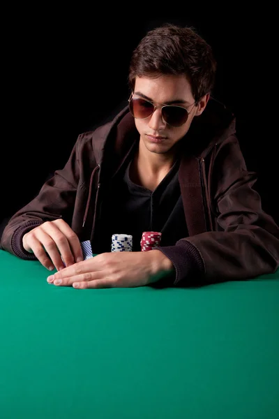 L'homme joue au poker — Photo