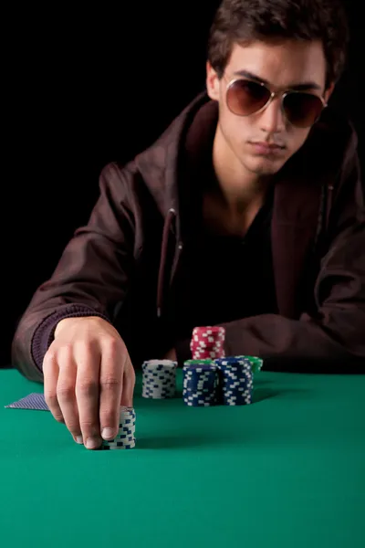 L'homme joue au poker — Photo