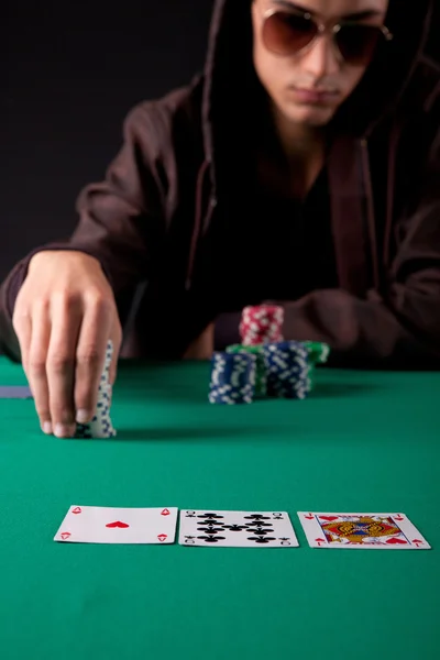 Człowiek jest plaing pokera — Zdjęcie stockowe